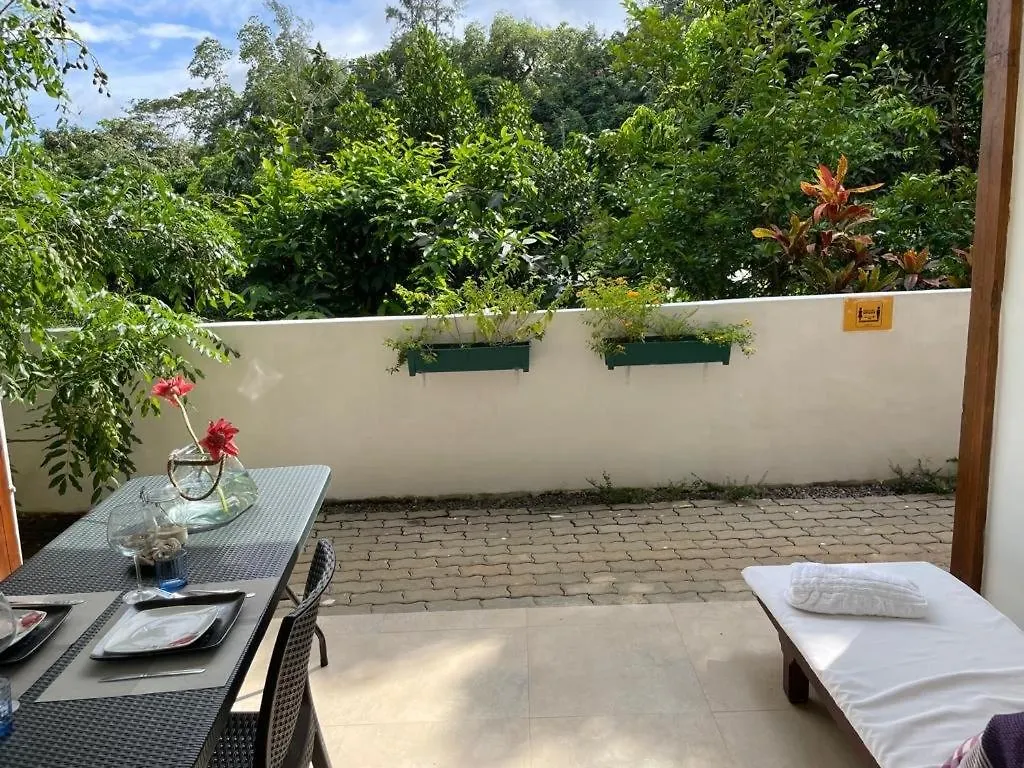 Le Comfort Anse Royale 0*,